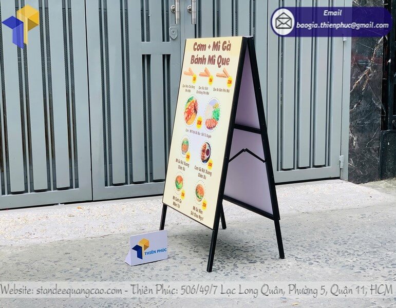 In bảng standee quảng cáo chữ A 2 mặt theo yêu cầu cửa hàng kinh doanh bán lẻ