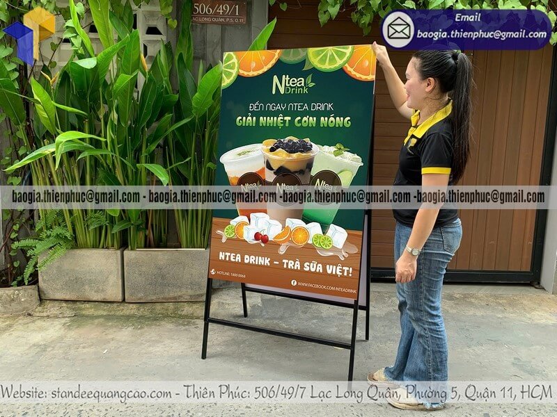 In bảng standee quảng cáo ngoài trời 2 mặt chữ A chân sắt cho khuyến mãi khai trương
