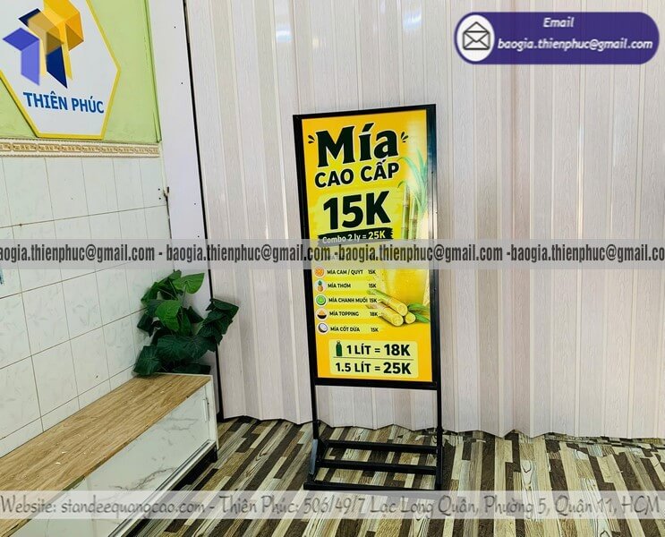 In biển hiệu khung sắt đứng trước quán nước vỉa hè phong cách trẻ trung hot hit