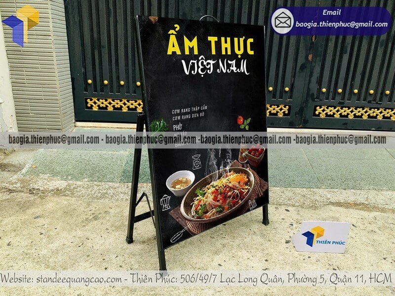 In logo standee quảng cáo 1 mặt di động ngoài trời khung standee cho ứng dụng