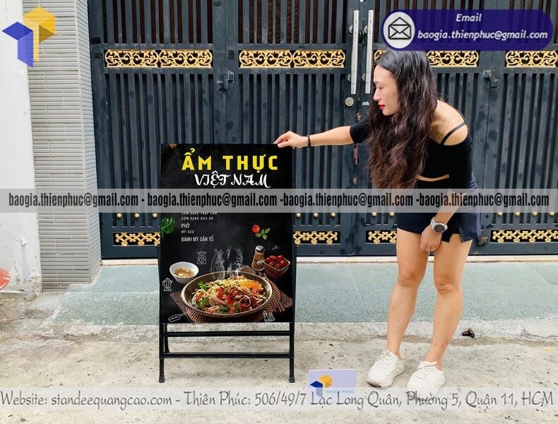 In logo standee quảng cáo 1 mặt di động ngoài trời quảng cáo thu hút khách tại điểm bán