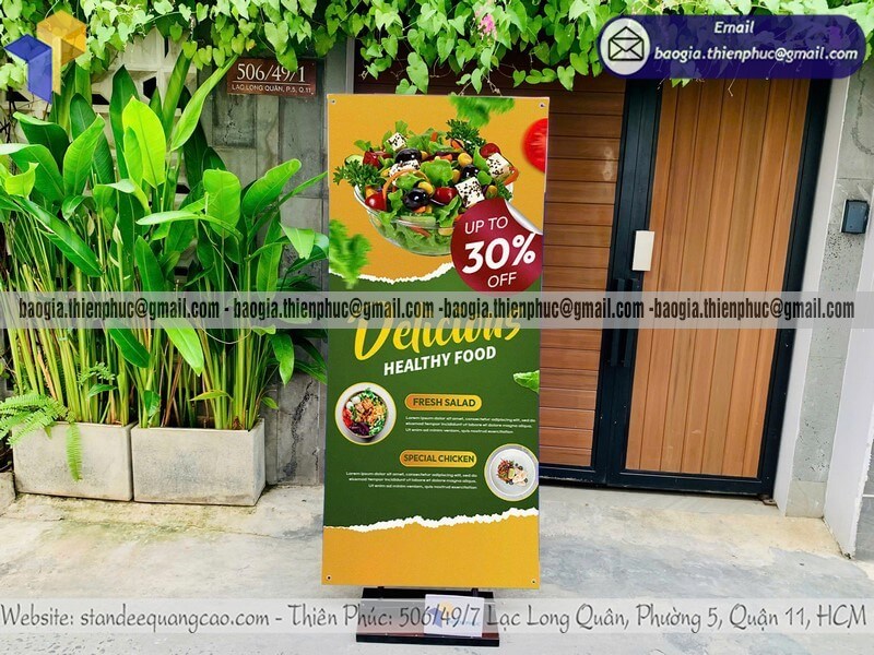 In logo standee quảng cáo ngoài trời chắn gió đẹp