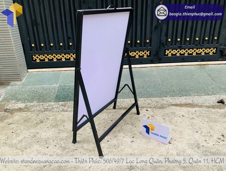 in standee 1 mặt gấp gọn tại xưởng sản xuất trực tiếp