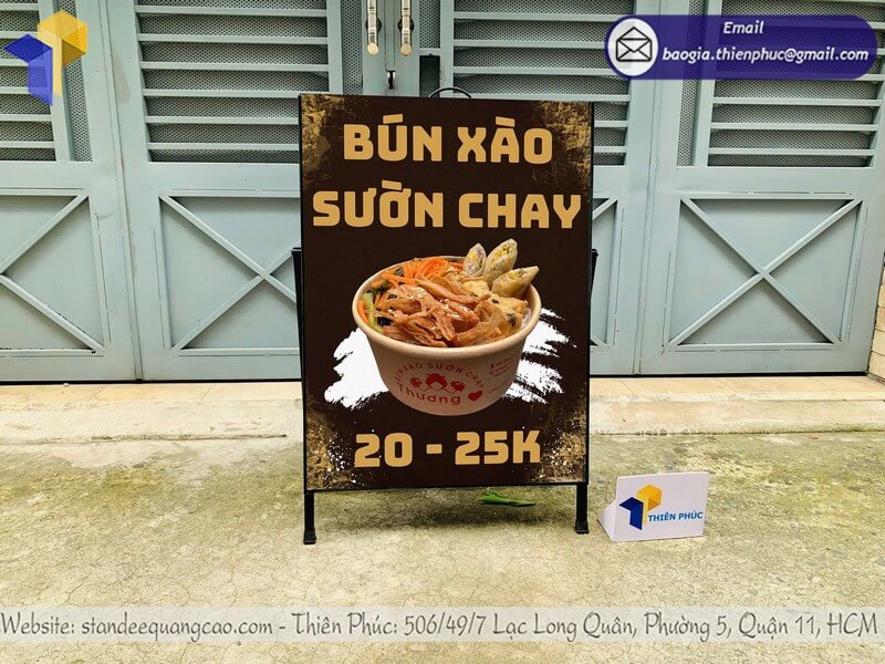 In standee 1 mặt giao liền thiet ke dep cho cua hang va su kien