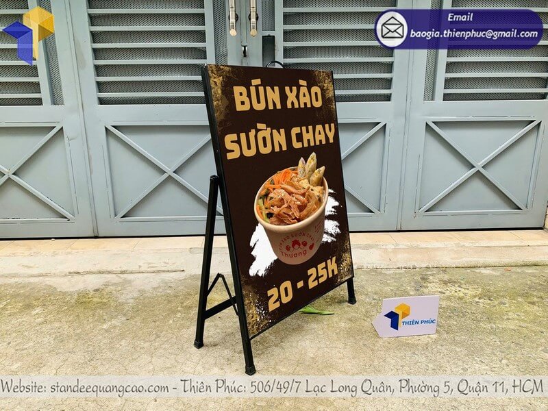 In standee 1 mặt giao liền thiet ke tuy chinh logo, hinh anh