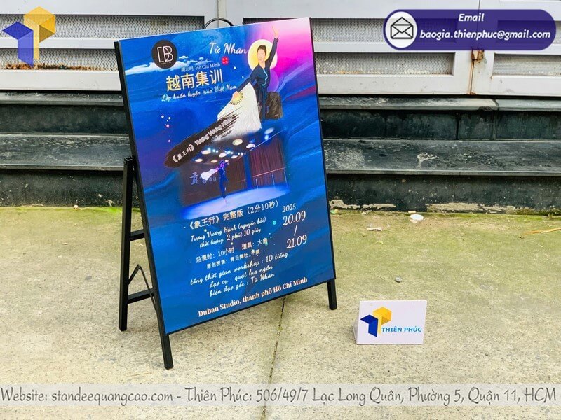 In standee 1 mặt theo yêu cầu hỗ trợ hóa đơn VAT, tiện ích