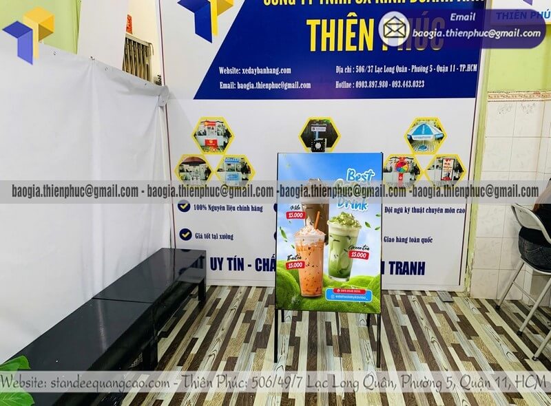 In standee A quảng cáo sản phẩm 2 mặt loại chân sắt gia công theo yêu cầu cho cửa hàng bán lẻ siêu thị mini