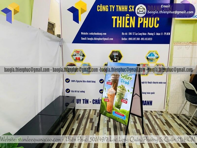 In standee A quảng cáo sản phẩm 2 mặt loại chân sắt cho online offline đặt trước mắt tiền