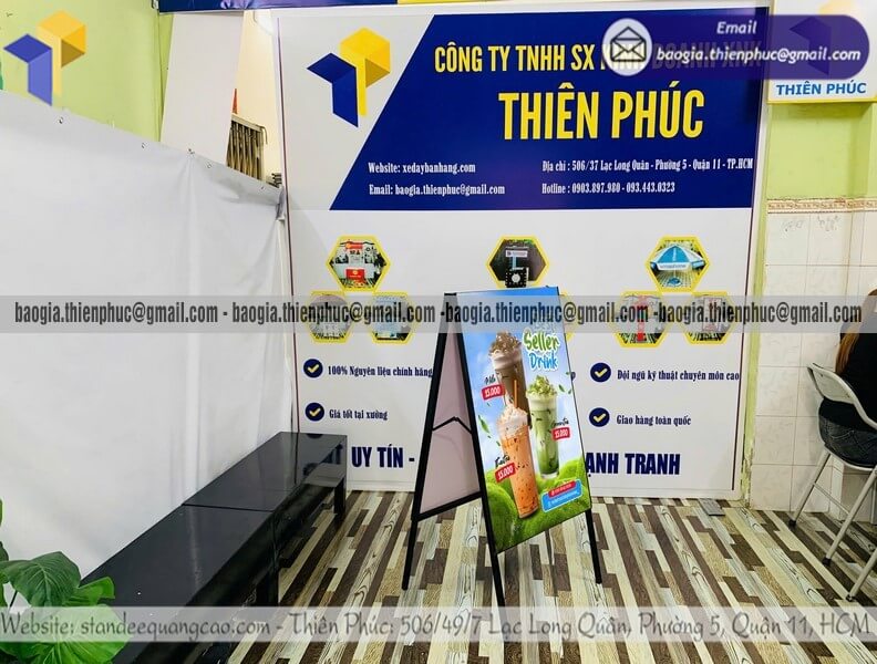 In standee A quảng cáo sản phẩm 2 mặt loại chân sắt cho hộ kinh doanh đặt trước shop