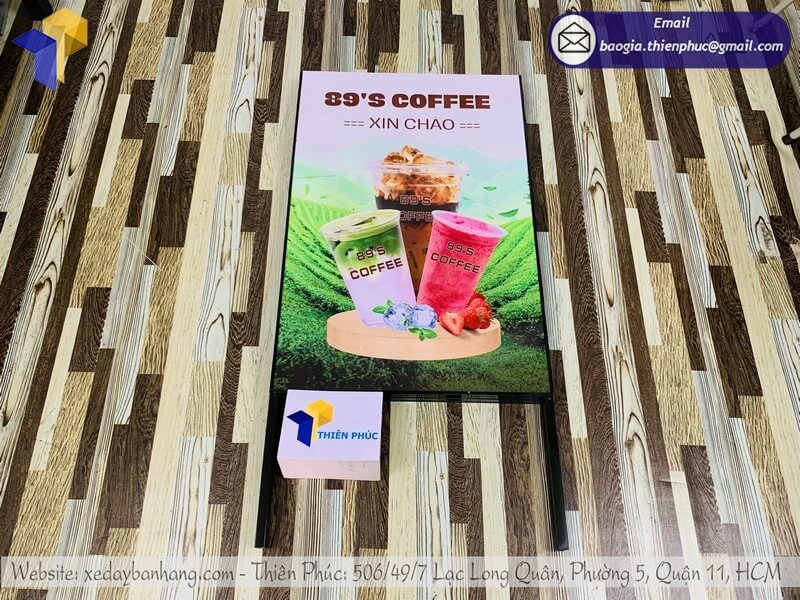 In standee chữ A theo yêu cầu – hỗ trợ thiết kế riêng