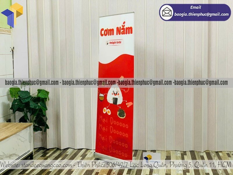 Đặt in standee cuốn nhôm quảng cáo một mặt quầy bán hàng rong quảng cáo hiệu quả