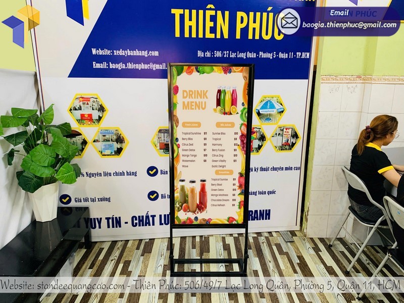 in standee khung sắt chịu gió ngoài trời đặt tại cửa hàng