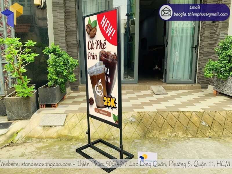 In standee khung sắt có in logo, sản xuất tại xưởng