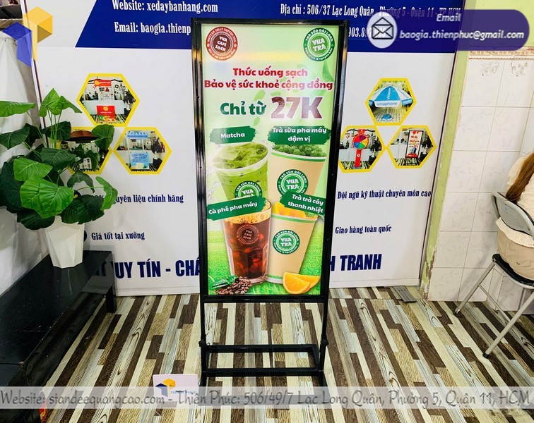 in standee khung sắt lấy liền
