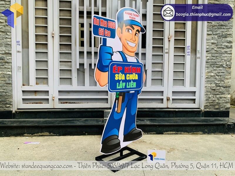In standee mô hình người thật giá rẻ đặt tại sự kiện