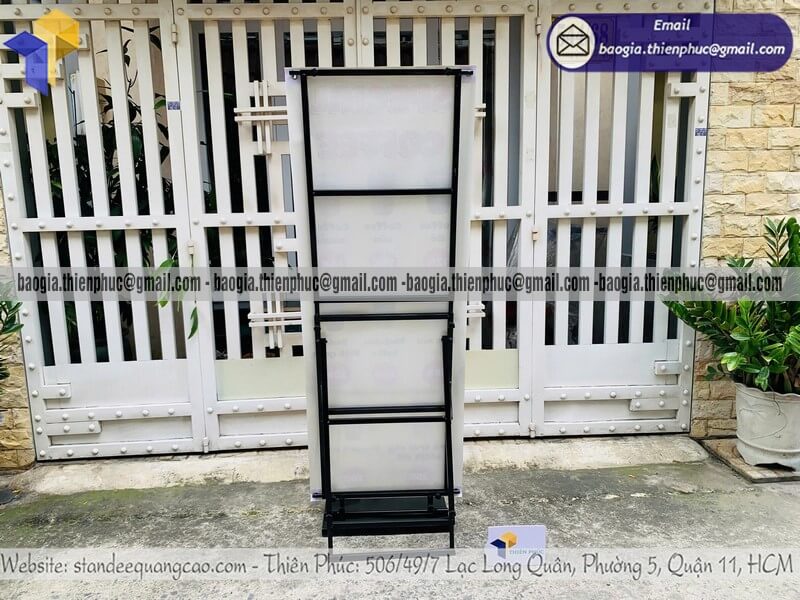 In standee một mặt treo banner trước cửa hàng đặt hàng số lượng lớn chiết khấu giá sỉ