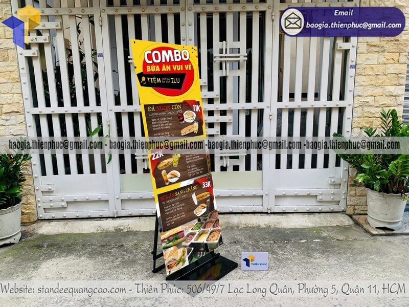 In standee một mặt treo banner trước cửa hàng thiết kế chỉnh xem mẫu