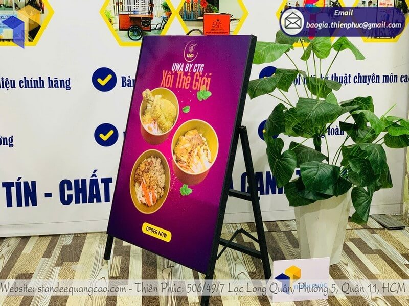 In standee quảng cáo 1 mặt giao ngay khách ưng ý