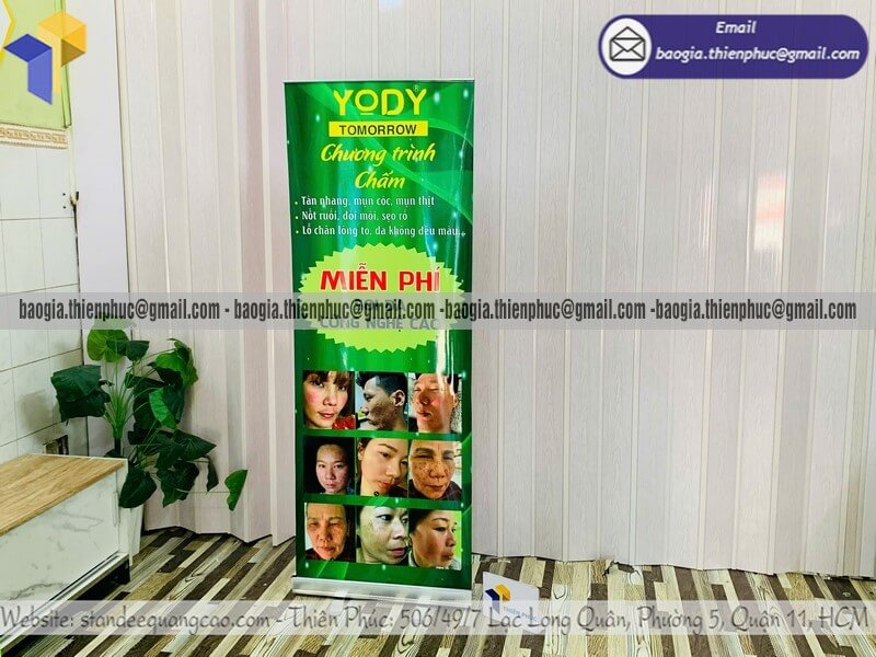 In standee quảng cáo cuốn nhôm đỡ poster 1 mặt