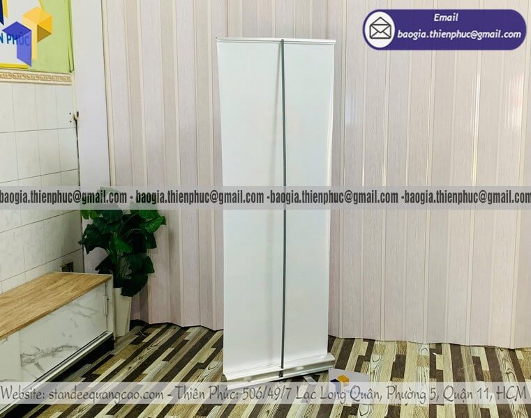 In standee quảng cáo dựng poster 1 mặt cuốn nhôm giá từ 400k đến 600k chất lượng cao