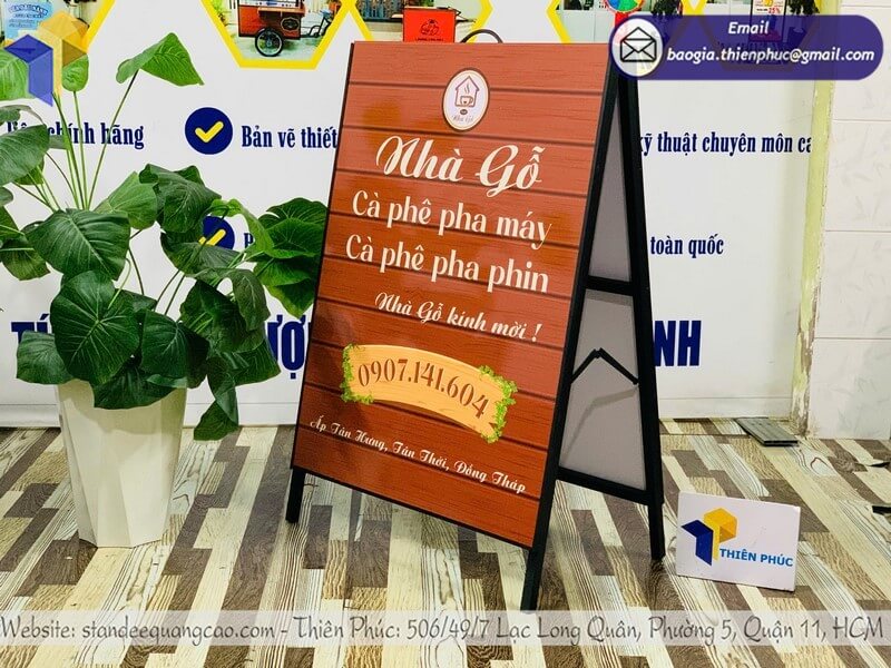 Khách hàng sử dụng standee sắt hai mặt chịu gió quảng cáo