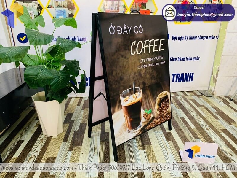 Mẫu khung bảng chữ A có tay xách in logo thương hiệu nổi bật
