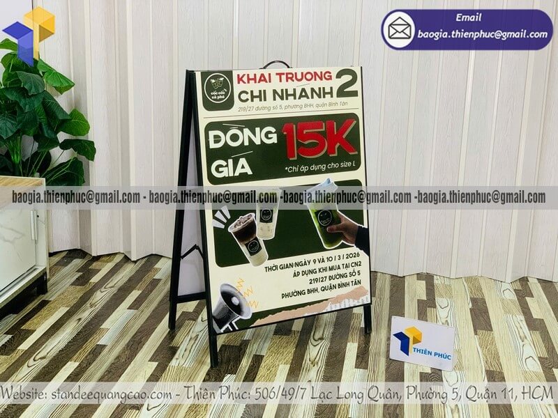 Khung bảng hiệu chữ A quảng cáo in 2 mặt ngoài trời đứng trước mặt bằng kinh doanh