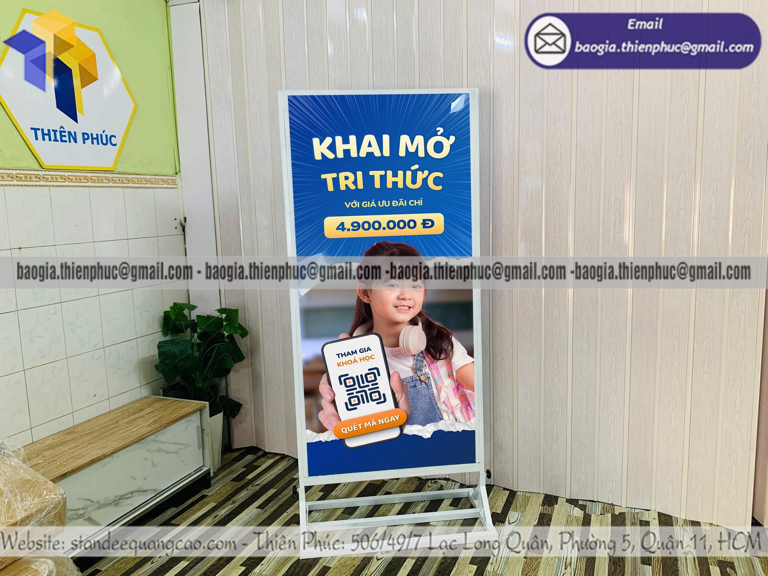 Khung bảng hiệu đứng bằng sắt in hình 2 mặt chịu gió theo mẫu riêng chất hơn người yêu cũ