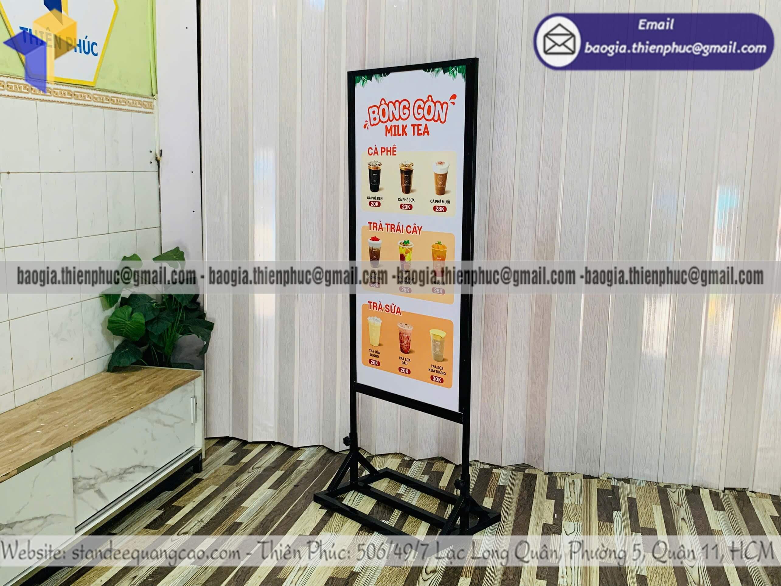 Khung bảng hiệu sắt giới thiệu menu tại cửa hàng kinh doanh nhỏ lẻ gần quầy thu ngân