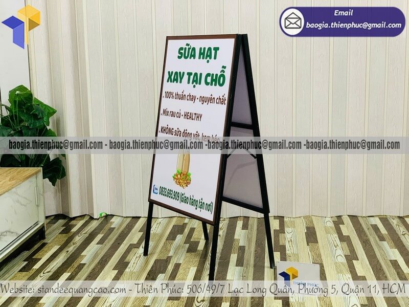 Khung standee A chân sắt quảng cáo sản phẩm ngoài trời quảng cáo trước showroom mỹ phẩm siêu thị mini