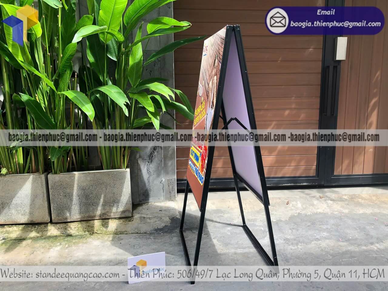 Khung standee chữ A bằng sắt gắn poster trưng bày kích thước riêng cho dân kinh doanh