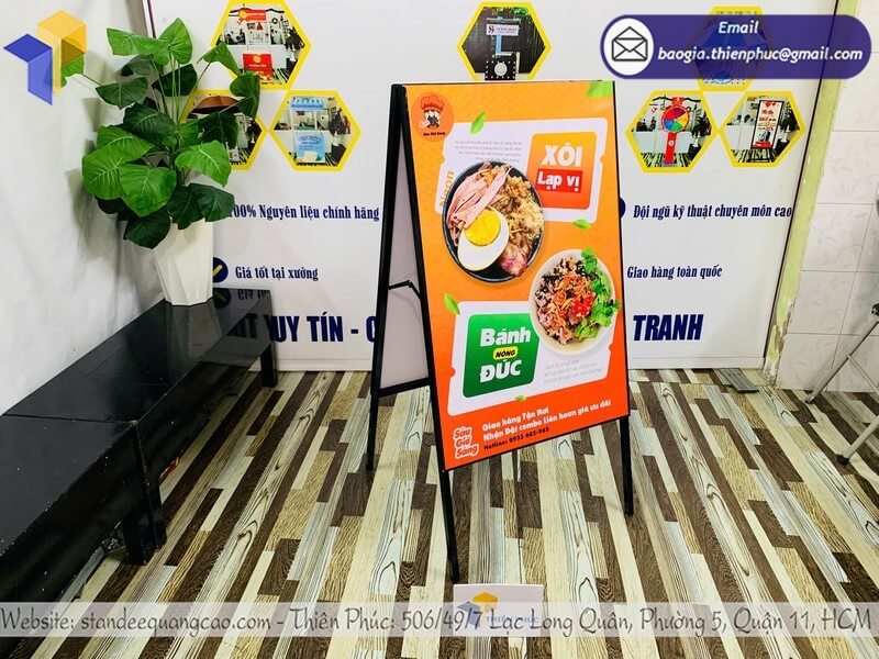 Bảng chữ A hai mặt được in nội dung riêng cho khách