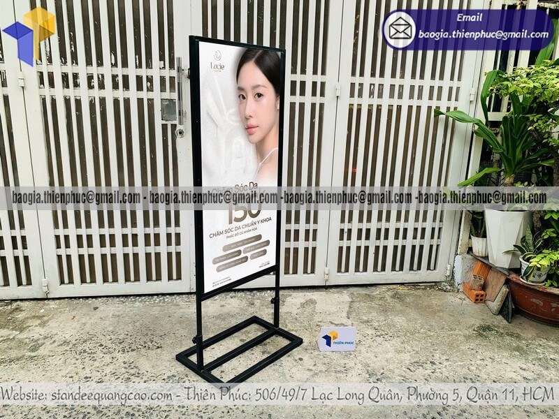 Mẫu bảng standee đứng 2 mặt khung sắt quảng cáo đẹp để trước cửa hàng showroom điểm bán lẻ