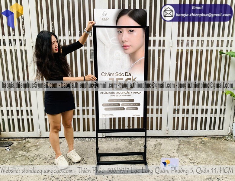 Mẫu bảng standee đứng 2 mặt khung sắt quảng cáo đẹp Mẫu bảng standee đứng 2 mặt khung sắt quảng cáo đẹp