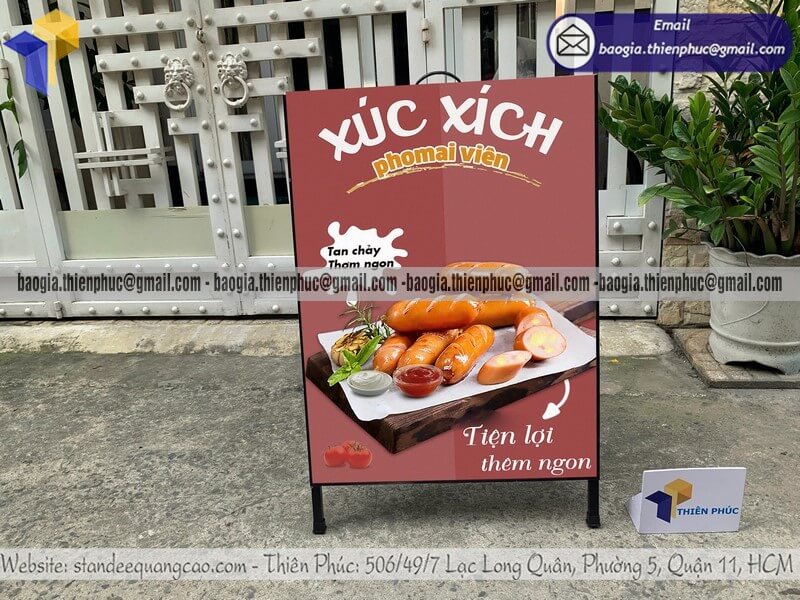 Mẫu standee A quảng cáo hai mặt trưng bày trước cửa hàng