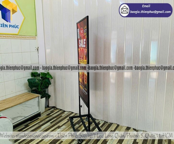 Mẫu standee khung sắt đứng cho quán cafe vỉa hè thu hút người xem cực mạnh