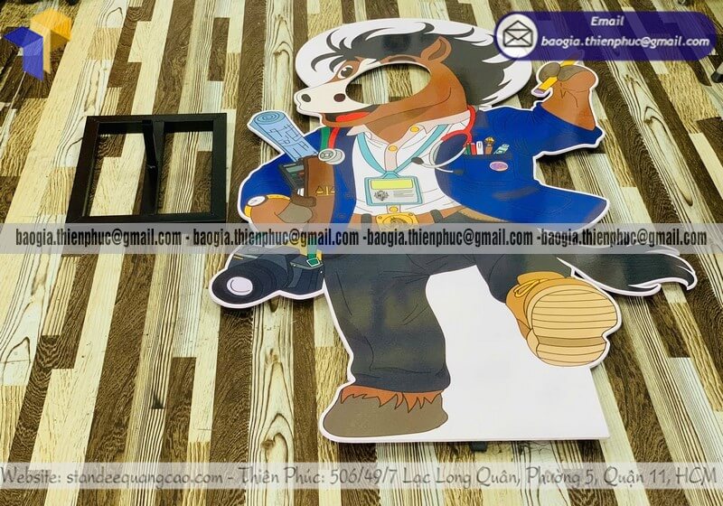 Mẫu standee mô hình in 1 mặt khoét chụp hình giá rẻ phục vụ quảng cáo action dùng cho thương hiệu