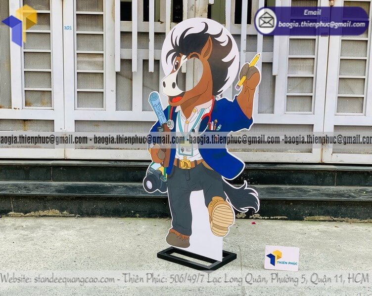 Mẫu standee mô hình in 1 mặt khoét chụp hình giá rẻ từ 700.000đ gia công trực tiếp