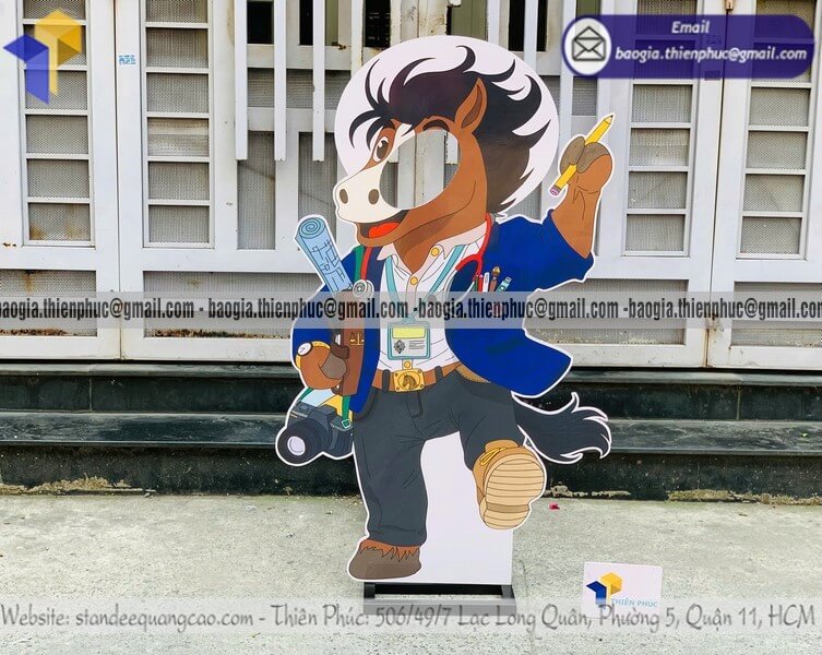 Mẫu standee mô hình in 1 mặt khoét chụp hình giá rẻ