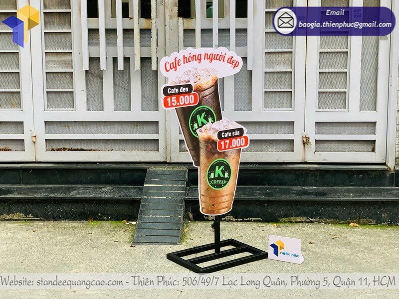 Mẫu standee mô hình ly cafe in 3D cho cửa hàng đứng ngoài trời thu hút khách hàng