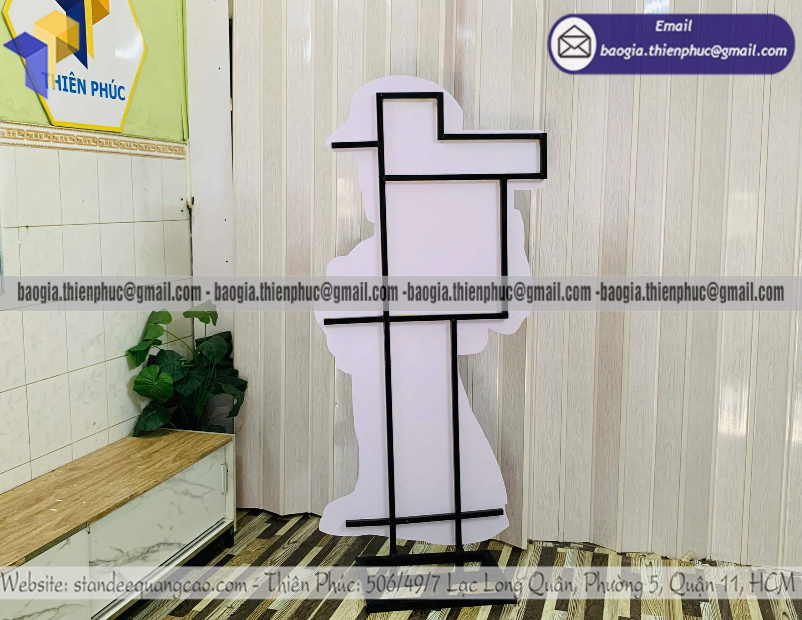 Mẫu standee mockup người 1 mặt cho cửa hàng cho các showroom ô tô xe máy và nội thất