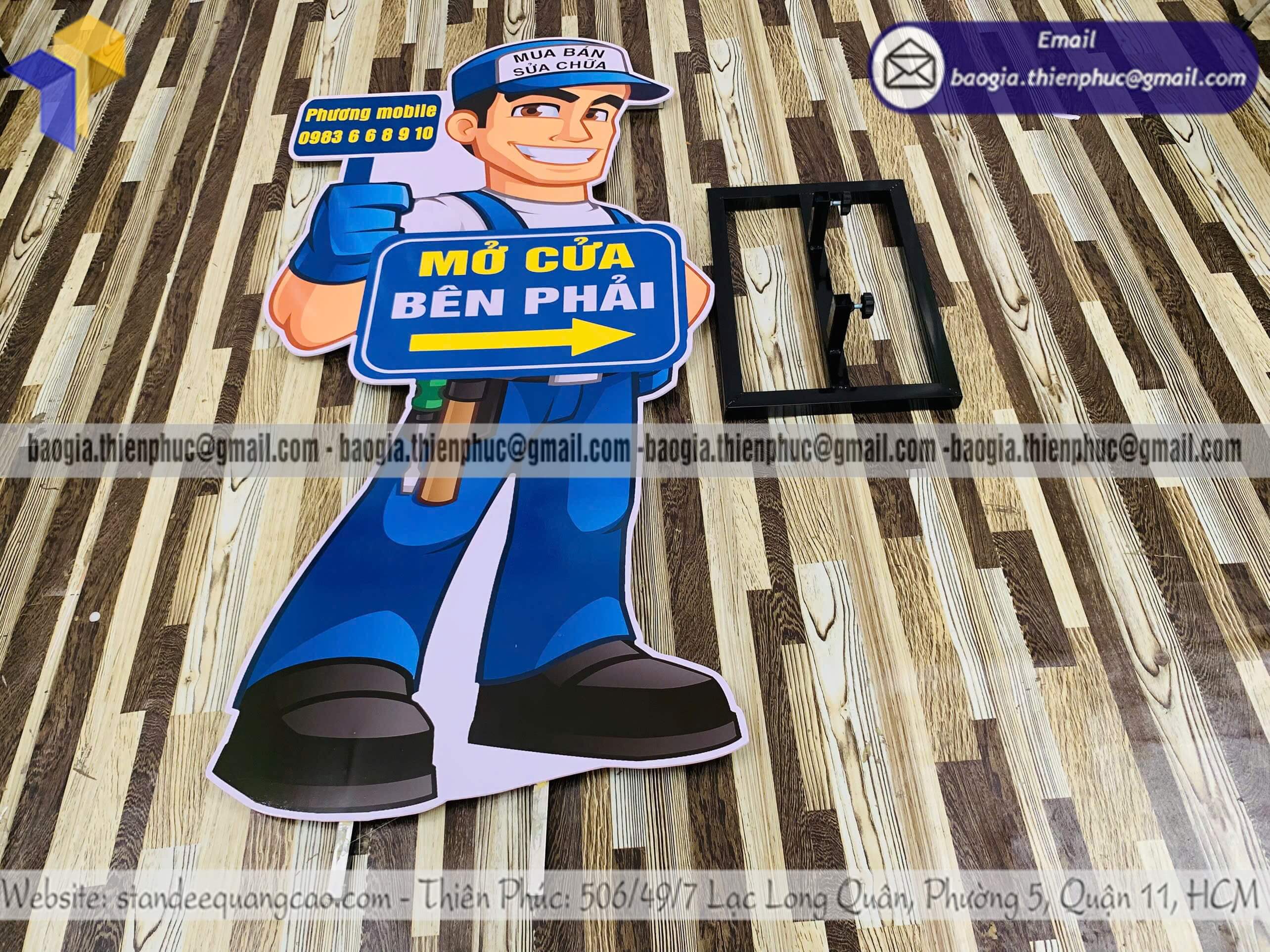 Mẫu standee mockup người 1 mặt cho cửa hàng thương hiệu trẻ muốn tăng độ nhận diện siêu tốc