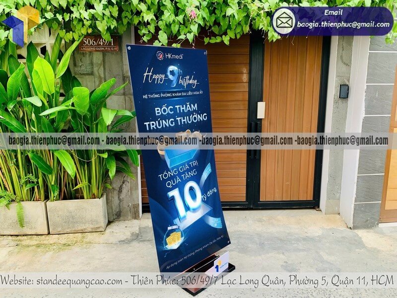 Mẫu standee treo poster quảng cáo 1 mặt ngoài trời đẹp shop mỹ phẩm thời trang showroom trưng bày