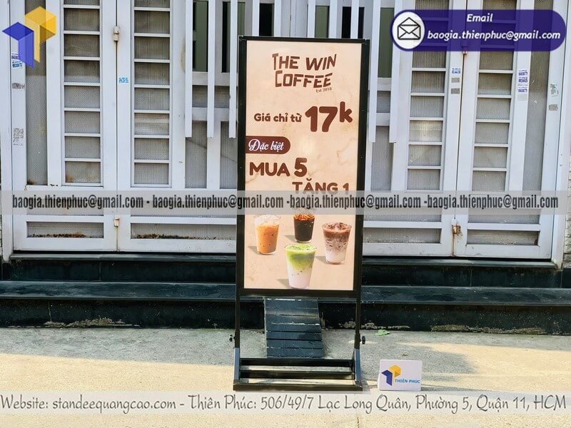 Mua standee quảng cáo khung sắt đứng chịu gió ngoài trời