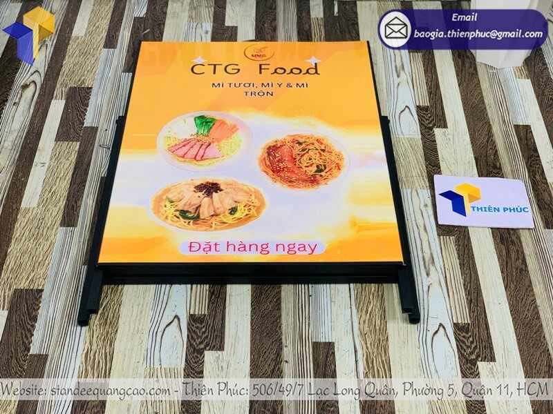 Nơi bán standee 1 mặt giá rẻ chân sắt chống gỉ