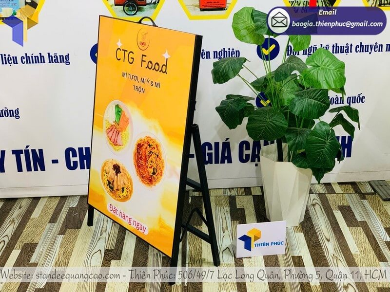 Nơi bán standee 1 mặt giá rẻ thiết kế hiện đại, bạt in sắc nét
