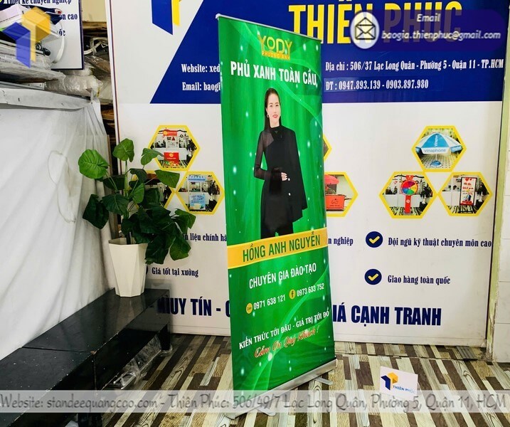 Nơi bán Standee kéo cuốn quảng cáo bằng nhôm in logo giá tốt 300000