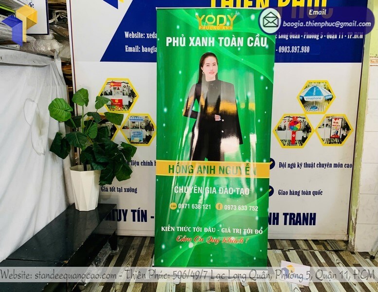 Nơi bán Standee kéo cuốn quảng cáo bằng nhôm in logo Nơi bán Standee kéo cuốn quảng cáo bằng nhôm in logo