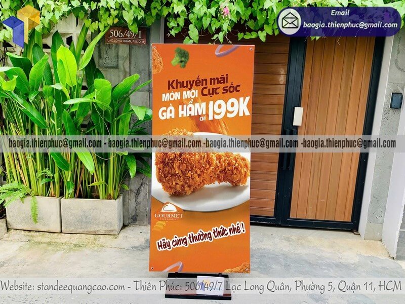 Nơi bán standee quảng cáo chịu gió ngoài trời trước cửa hàng