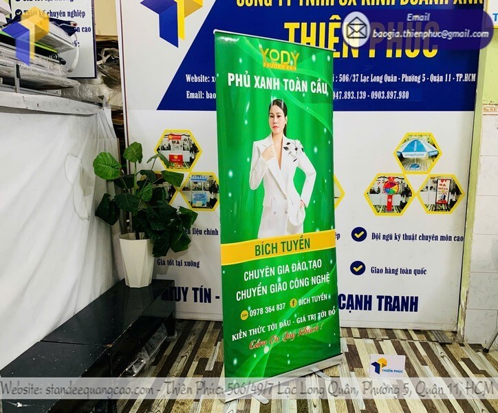 Nơi in logo standee quảng cáo dựng cuốn nhôm di động giá từ 400k tại xưởng